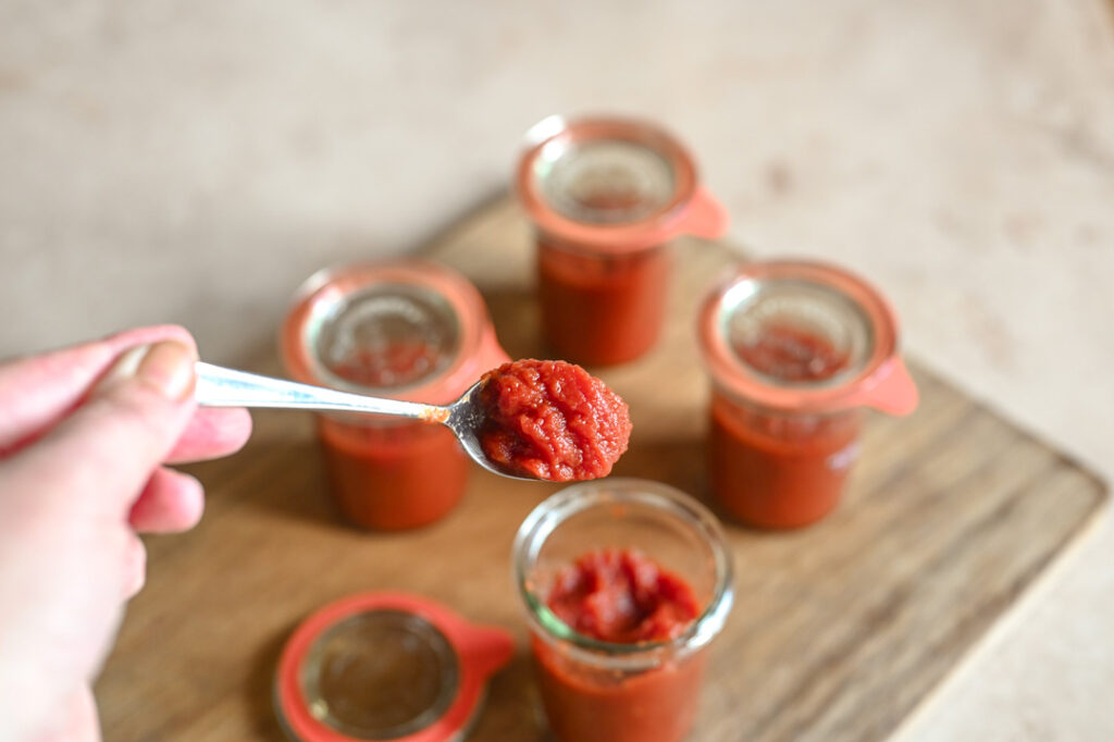 Konzentriertes Tomatenmark auf einem Löffel