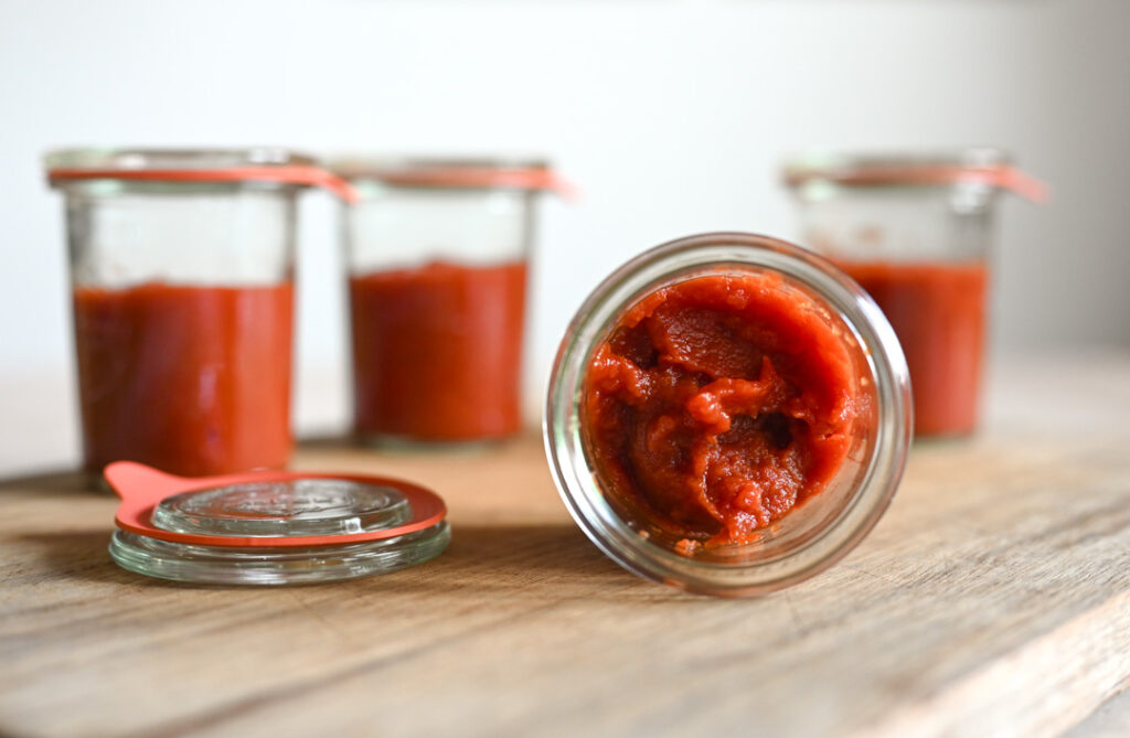 Tomatenmark in einem Glas eingekocht